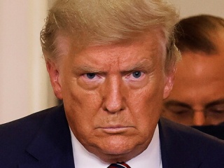 トランプ大統領の目の周りが白い画像
